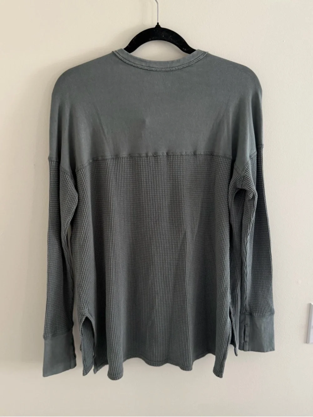 OFFLINE By Aerie Wow! Waffle Henley Oversized Long Sleeve Green Gray T-Shirt NEW - Picture 4 of 6